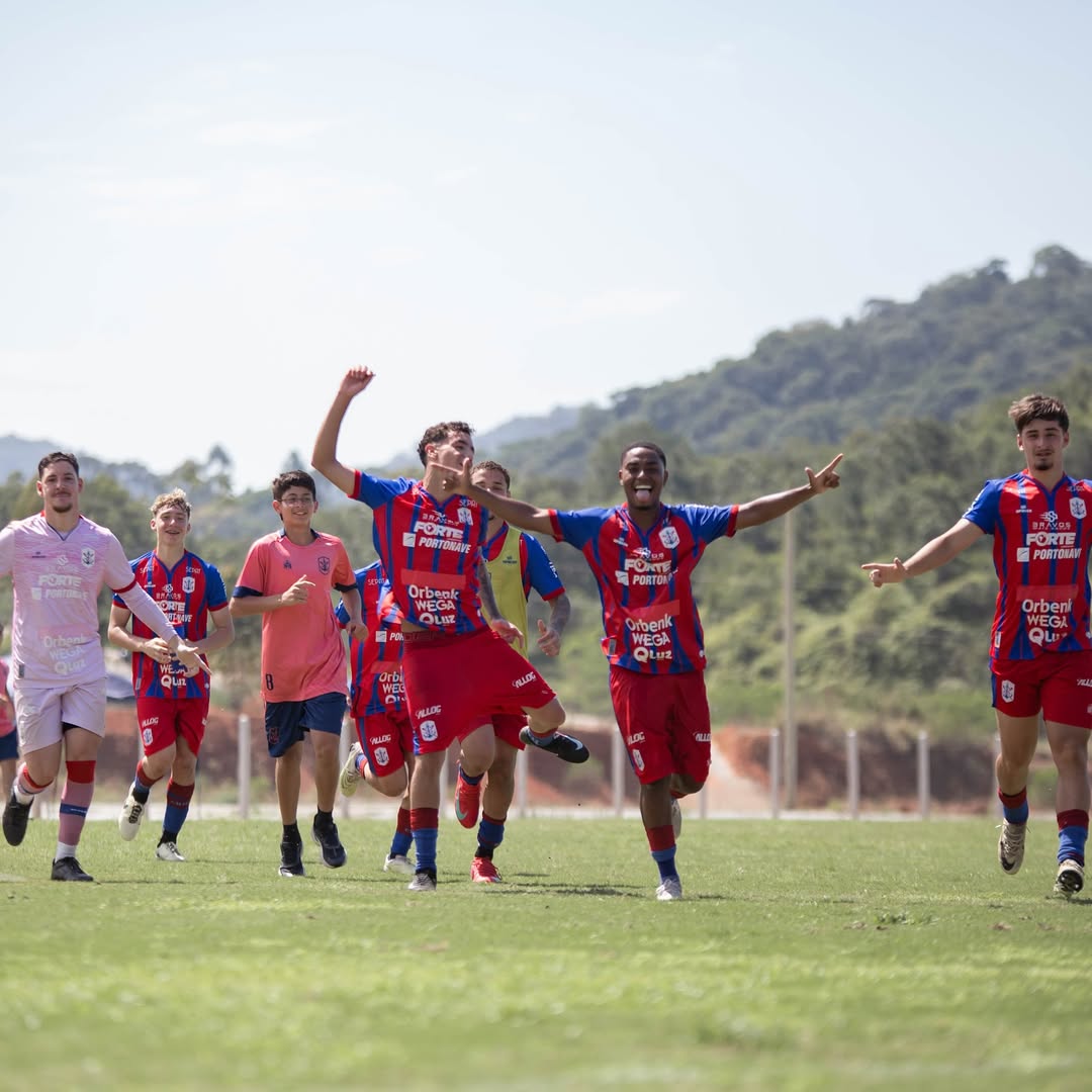 Jovens atletas do Instituto Marcílio Dias comemorando juntos.